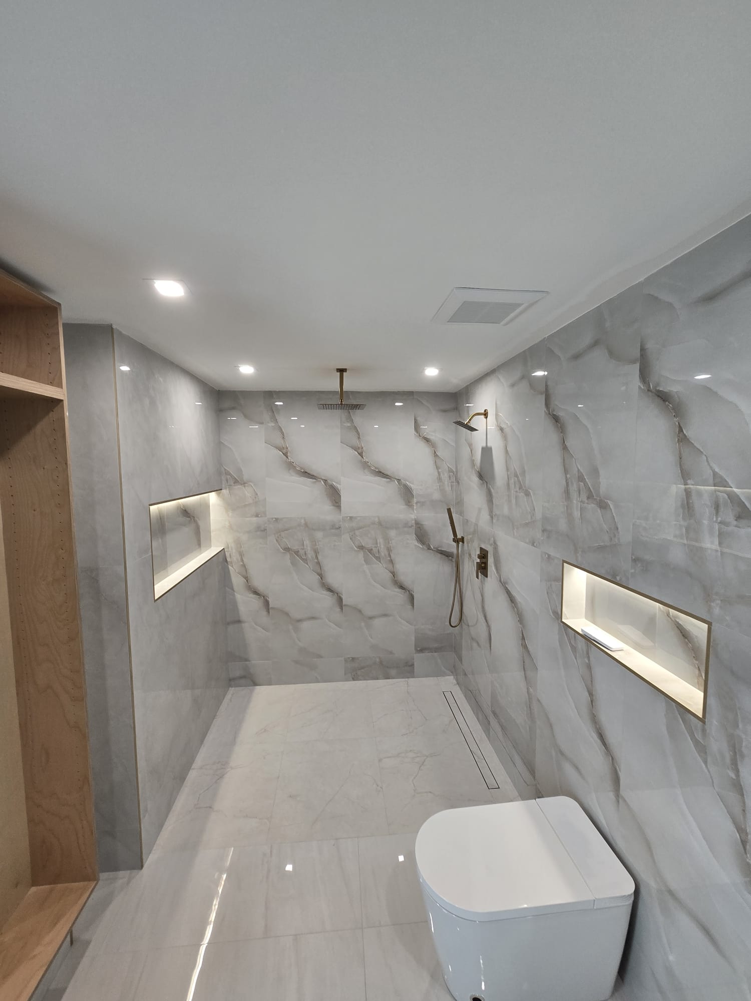 Baño remodelado por Yovani Marmol & Tile Corp